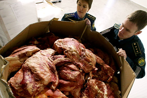 Zollbeamten durchsuchen in Beschlag genommenes Fleisch an der russisch-polnischen Grenze. 