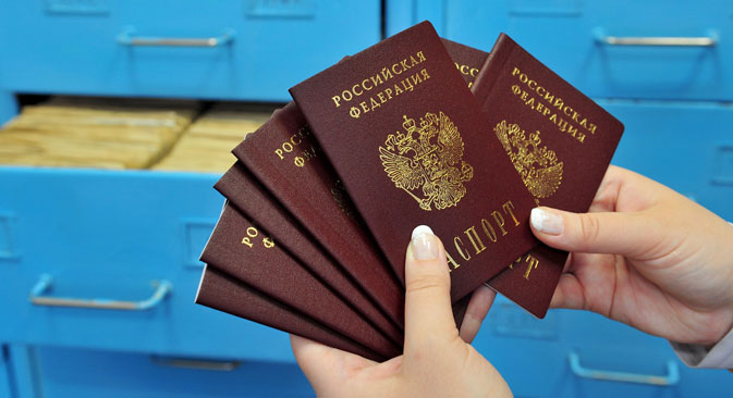 Passaporti russi (Foto: Aleksandr Ryumin/TASS)