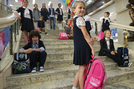 Kinder posieren in Schuluniformen im Kinderkaufhaus Detskij Mir in Moskau. 