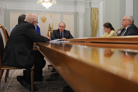 Russlands Präsident Wladimir Putin trifft sich mit Menschenrechtlern in seiner Residenz Nowo-Ogarjowo