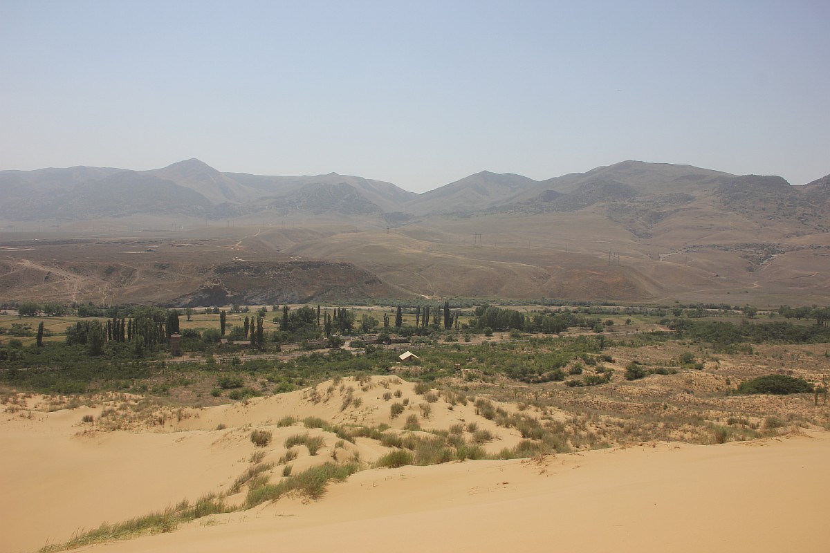 この砂丘の植物は、古来の砂漠に生息した植物の残存物である。かつては広範囲にわたって生息していたが、現在ではカスピ海の西海岸でしか生息していない。この砂は、まるでアジアのさまざまな砂漠を縮小したかのようだ。中央アジア、イラン、カフカースや、さらにはアルタイ山脈を起源とする植物が生息する「植物園」なのである。