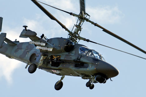 Ka-52 Alligator, helikopter penyerang buatan Rusia, dipertunjukkan selama demonstrasi penerbangan di kota Arsenyev, Timur Jauh, Rusia, 29 Oktober 2008.