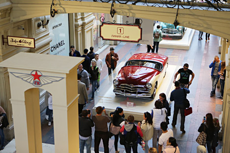 Les voitures sont exposées au grand magasin GOuM de Moscou.