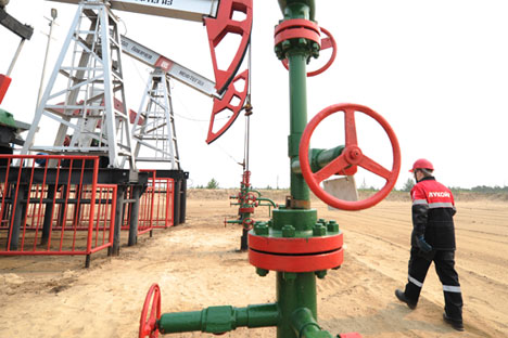 Trabajador de Lukoil en un yacimiento de petróleo.