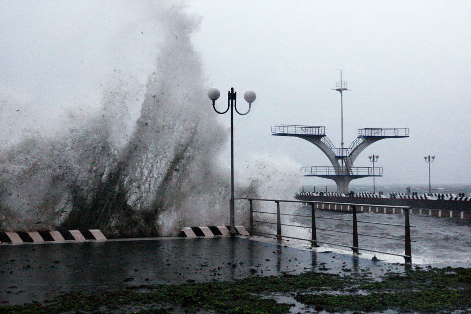 Тајфунот Гони ги погоди објектите на руската Пацифичка флота во Владивосток на 26 август 2015 година. 