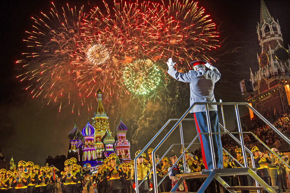 Der erste Samstag im September ist der Moskau-Tag. Überall gibt es Feuerwerke, Freikonzerte und Shows, wie das Feuerwerksfestival und das Internationale Fest der Militärmusik am Spasskaja-Turm. Und wozu das Ganze? Wieder nur Lärm und Geschrei, Menschenmassen und am Ende Kopfweh. Schrecklich.