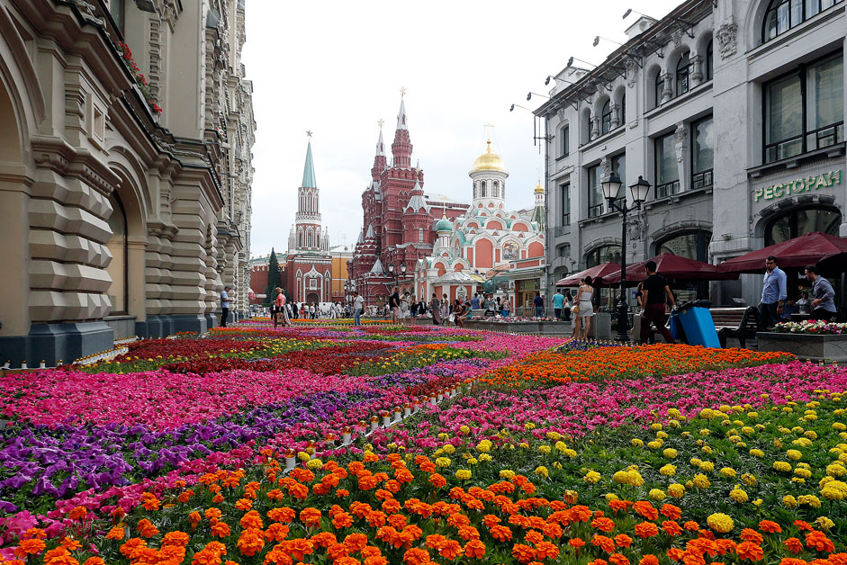 Московският фестивал на цветята. Всеки юли 600 000 цветя се засаждат близо до Червения площад и стоят там в продължение на около месец. Възможно е да ви причинят алергия, а и Червеният площад не е ботаническа градина, нали?