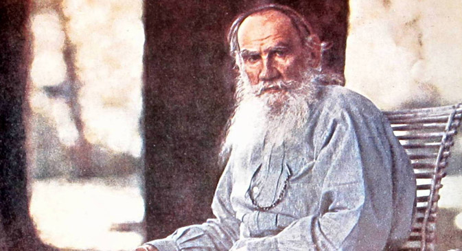 1908, Leo Tolstoy in front of his country house