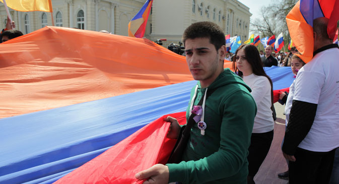 Alcuni manifestanti sfilano con la bandiera armena, in occasione dei cento anni dal genocidio 