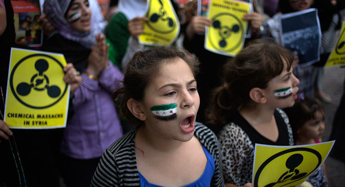 Une action de protestation contre l'utilisation des armes chimiques en Syrie devant le siège de l'Onu à New York, le 21 août 2013. 