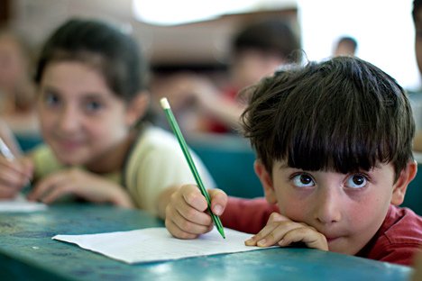 Le 23 juillet 2012 : Les enfants syriens Judy Alladin, 9, et Sibay Andar, 5, (à droite), lors d'un cours à une école de Naltchik (Kabardino-Balkarie, Russie).
