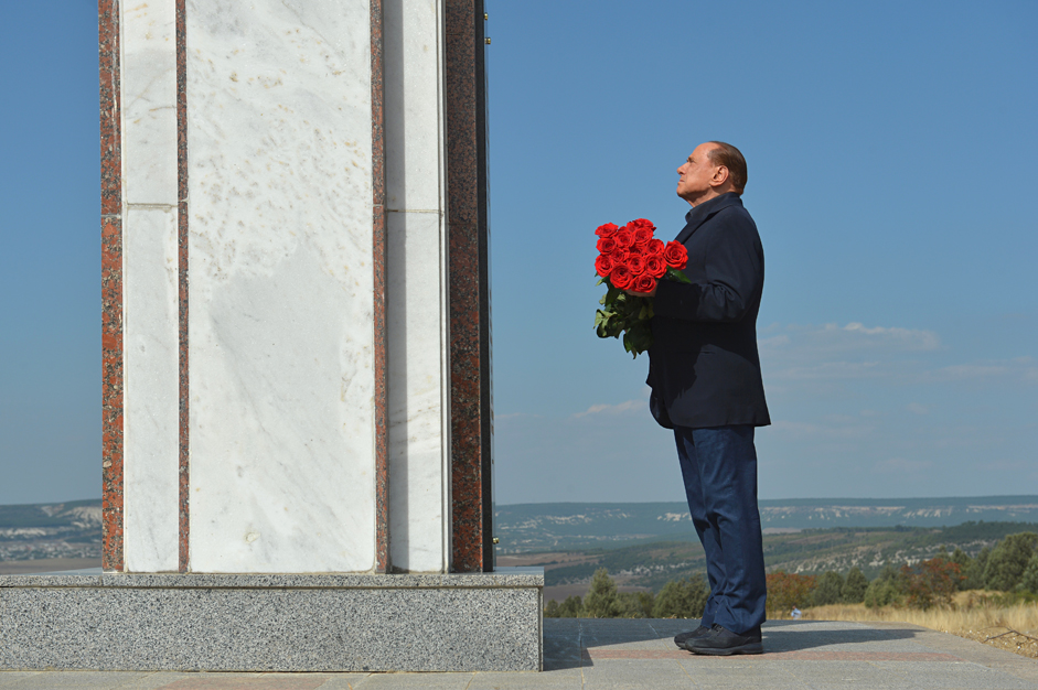 Бившият премиер на Италия Силвио Берлускони полага цветя пред мемориала в памет на войниците от Сардинското кралство, загинали по време на Кримската война; близо до планината Гасфорт в Крим, преди срещата с Владимир Путин.