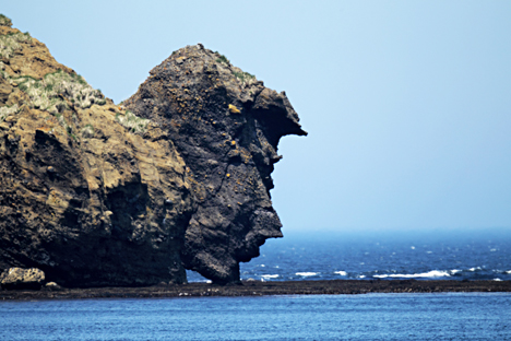 Vista de la formación rocosa ´el hombre bebiendo´en la isla Urup, que forma parte de las islas Kuriles, en el extremo oriental de Rusia.