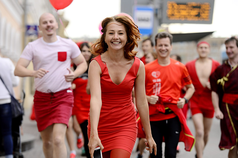 Die Teilnehmer des traditionellen Laufs in roter Kleidung schafften fünf Kilometer durch das Zentrum Moskaus – trotz des trüben Wetters.