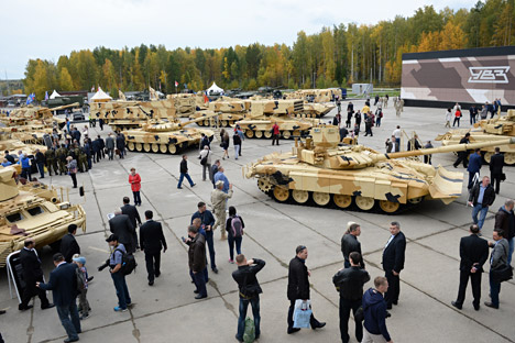 Participants in the 10th Russia Arms Expo international exhibition look at the combat vehicles displayed. Source: Pavel Lisitsyn / RIA Novosti