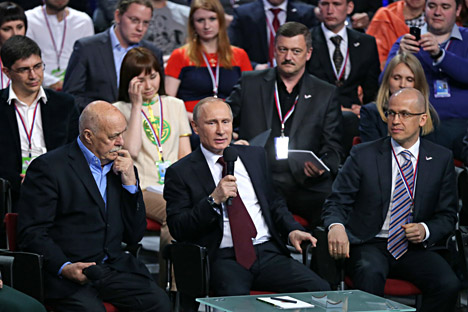 Stanislav Govorujin, codirector de la sede central del Frente Popular de Rusia, junto con el presidente Putin y Alexander Brechalov, codirector de la sede, durante foro sobre medios de comunicación organizado por el FPR.