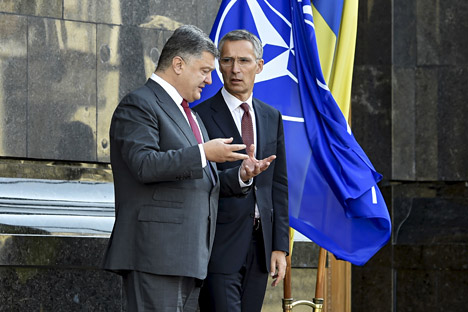 Ukrainian President Petro Poroshenko (L) speaks with NATO Secretary-General Jens Stoltenberg as they leave the presidential palace after a news conference in Kiev, Sept. 22. Source: Reuters