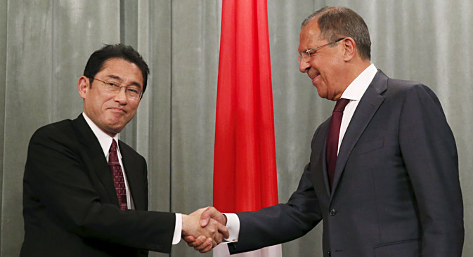 Russian Foreign Minister Sergei Lavrov (R) and his Japanese counterpart Fumio Kishida shake hands as they attend a news conference after a meeting in Moscow, Russia, September 21, 2015.