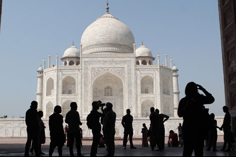 Tourists on the territory of the Taj Mahal palace in the city of Agra.