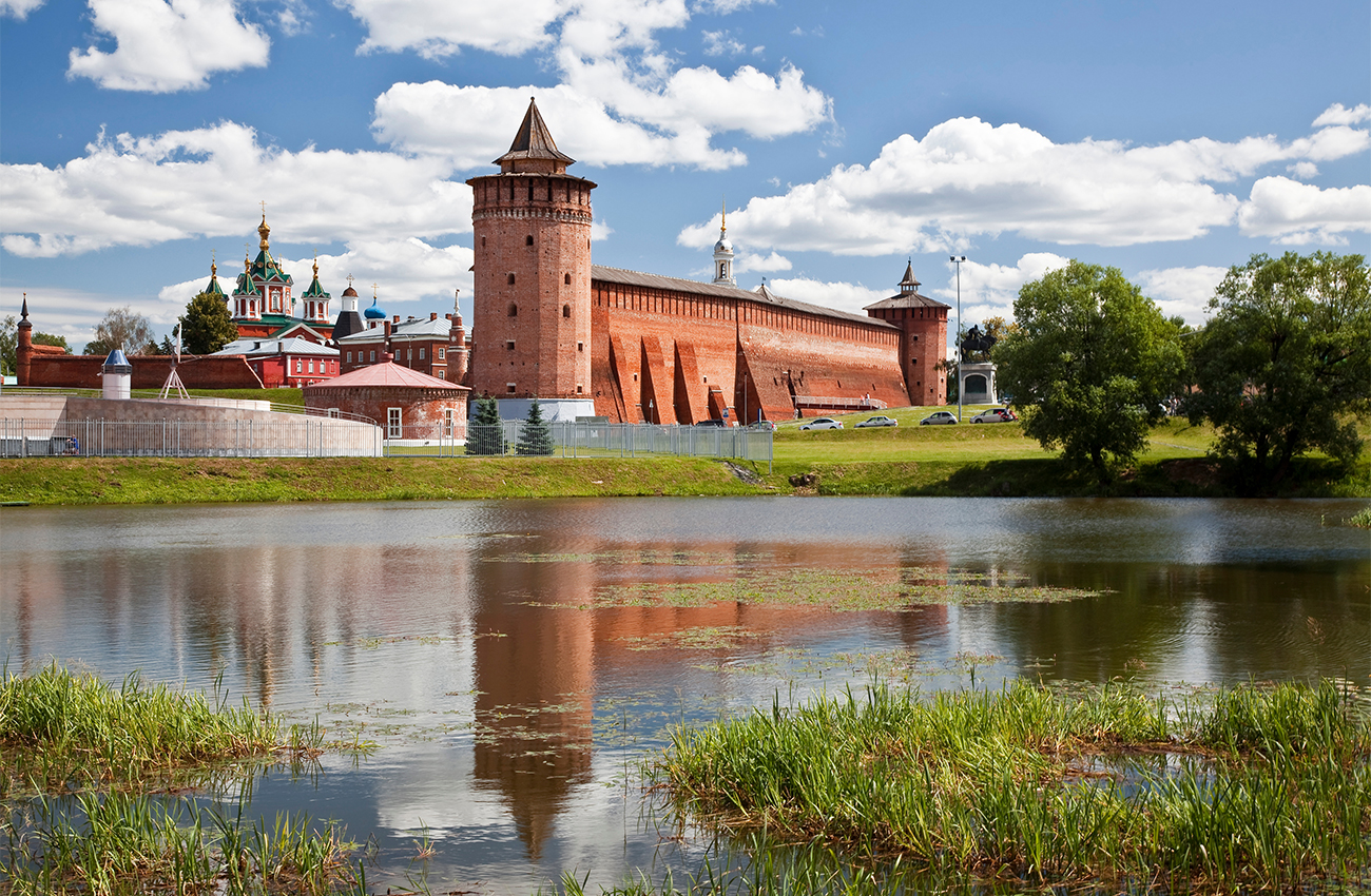 Коломенският кремъл (построен през 1531 г.) е един от най-големите за своето време, но през 18 и началото на 19 в. местните го разрушават почти напълно, като използват старите стени за строителни материали. Само декретът на руския цар Николай I Романов помага да се запази и малкото останало от крепостта. Коломенският кремъл имал 17 кули, включително една, кръстена на Марина Мнишек – съпруга на Лъже-Дмитрий I, за която се смята, че била заточена в кулата, където починала по-късно. Според една от легендите обаче Марина не умряла, а се превърнала в сврака и излетяла от прозореца. Затова кулата била кръстена на нейно име.