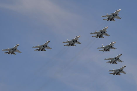 Jet tempur Sukhoi Su-30SM Flanker-C dan Su-35S Super-Flanker dalam Parade Hari Kemenangan.
