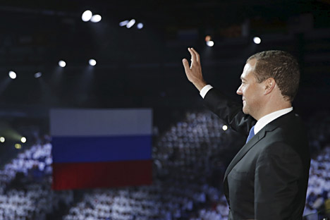 Le premier ministre russe Dmitri Medvedev salue les tribunes lors  de la cérémonie de clôture des  16es Championnats du monde FINA à Kazan, au Tatarstan, le 9 août 2015. 