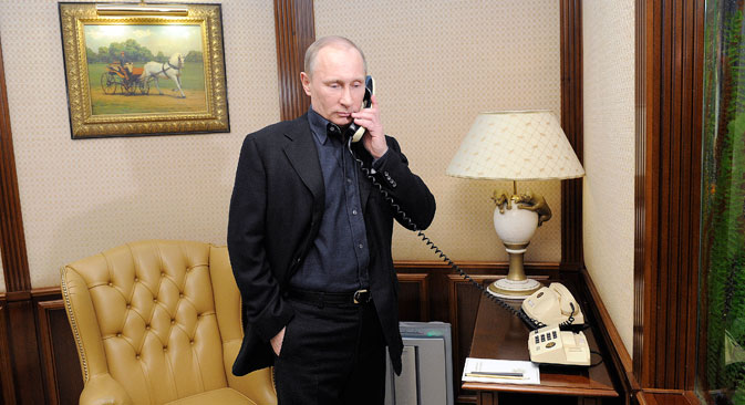 Владимир Путин разговара на телефон