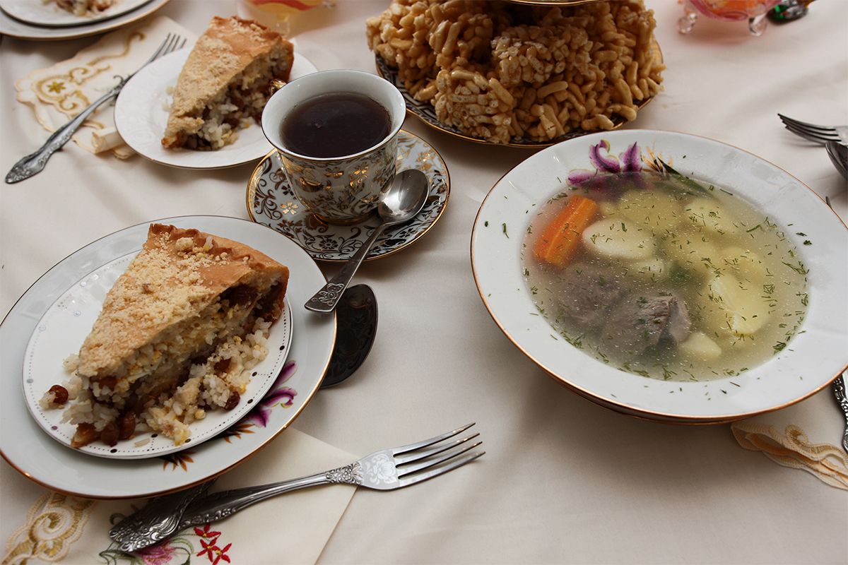 Hidangan tradisional dalam perayaan ini bagi keluarga Tatar adalah shurpa yang terbuat dari daging domba, gubadia (pai tradisional Tatar), dan kosh tele (penganan manis yang terbuat dari tepung).