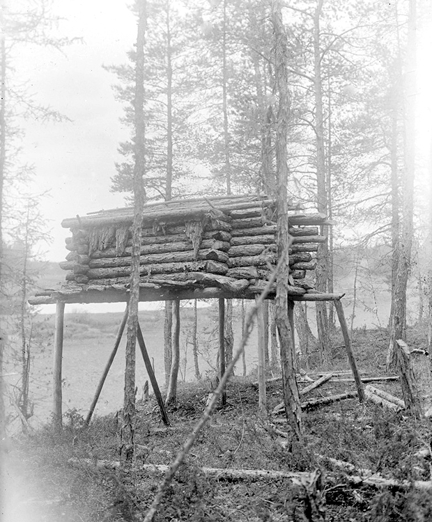 Malene drvene kuće obično su građene na uzdignutim površinama, kako bi se izbjegla šteta od snijega i vode. 
