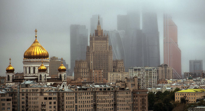 La cathédrale du Christ-Sauveur à Moscou. Sur l'arrière plan, les grattes-ciel du centre d'affaires Moscow City.