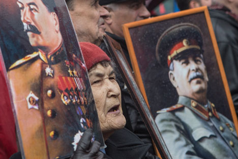 Moscou, Russie, le 1er mai 2015 : Une participante à la marche communiste du 1er mai tient les portraits de Joseph Staline.
