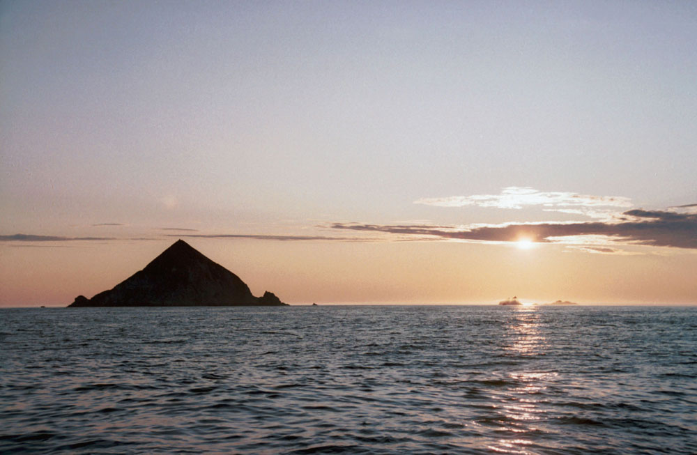 Con le sue scogliere a picco e la forma a cono, l’Isola Ioni, nel freddo mare di Okhotsk, non assomiglia molto al luogo idealizzato da chi sogna di ritirarsi dalla vita caotica per vivere in pace. Sicuramente gli amanti dell’avventura apprezzerebbero la natura vergine di questo pezzo di terra incontaminato, situato a 230 chilometri dalla costa. L’area dell’isola è di solo 1,5 chilometri quadrati