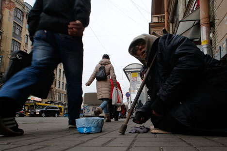 Une mendiante dans une rue de Saint-Pétersbourg. Le 14 novembre 2014.