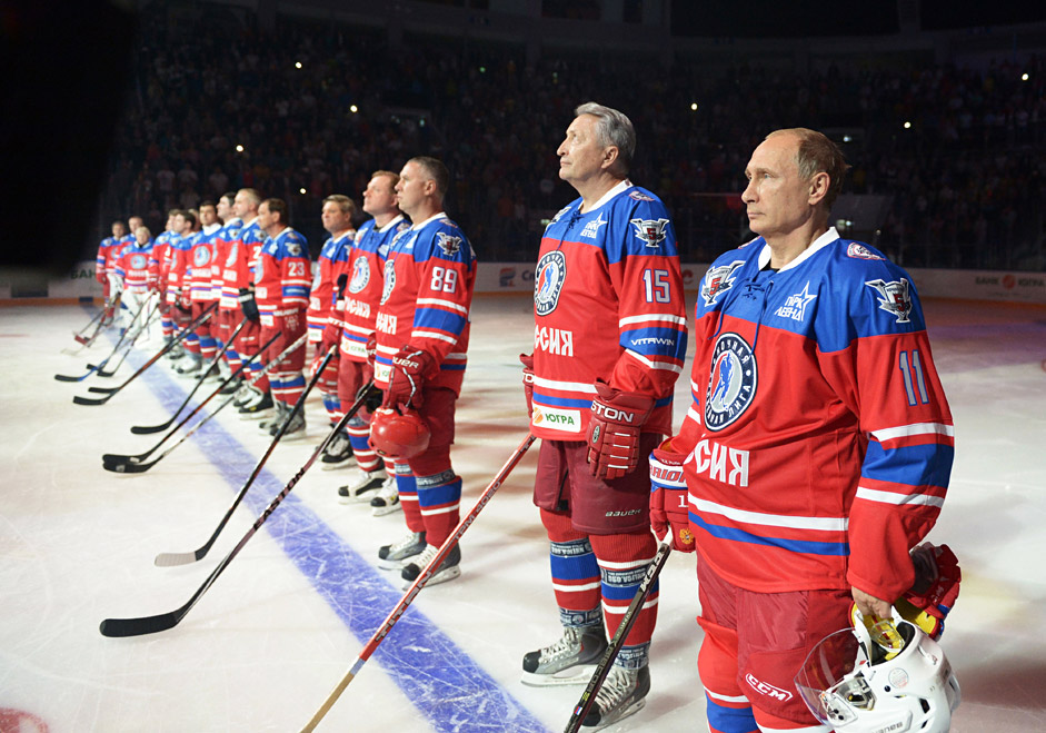 Russlands Präsident Wladimir Putin (Bild r.) und der Präsident der Night Hockey League Alexander Jakuschew (2.v.r.) bereiten sich auf das Spiel zwischen dem Team der Sieger der Night Hockey League und dem Team der Mitglieder und Gäste der Liga vor. 