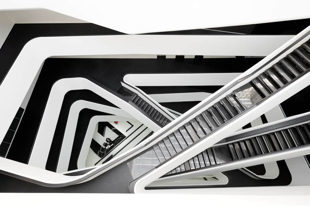 Les balustrades des cages d’escalier et des balcons de l’atrium sont faits en béton fibré. Plus léger que le béton ordinaire, il rend possible les éléments asymétriques complexes qu’affectionne tant Zaha Hadid.