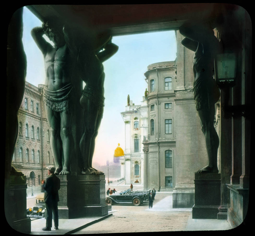 Stebrišče in pogled na Atlantes ter Ermitaž v Leningradu, 1931.