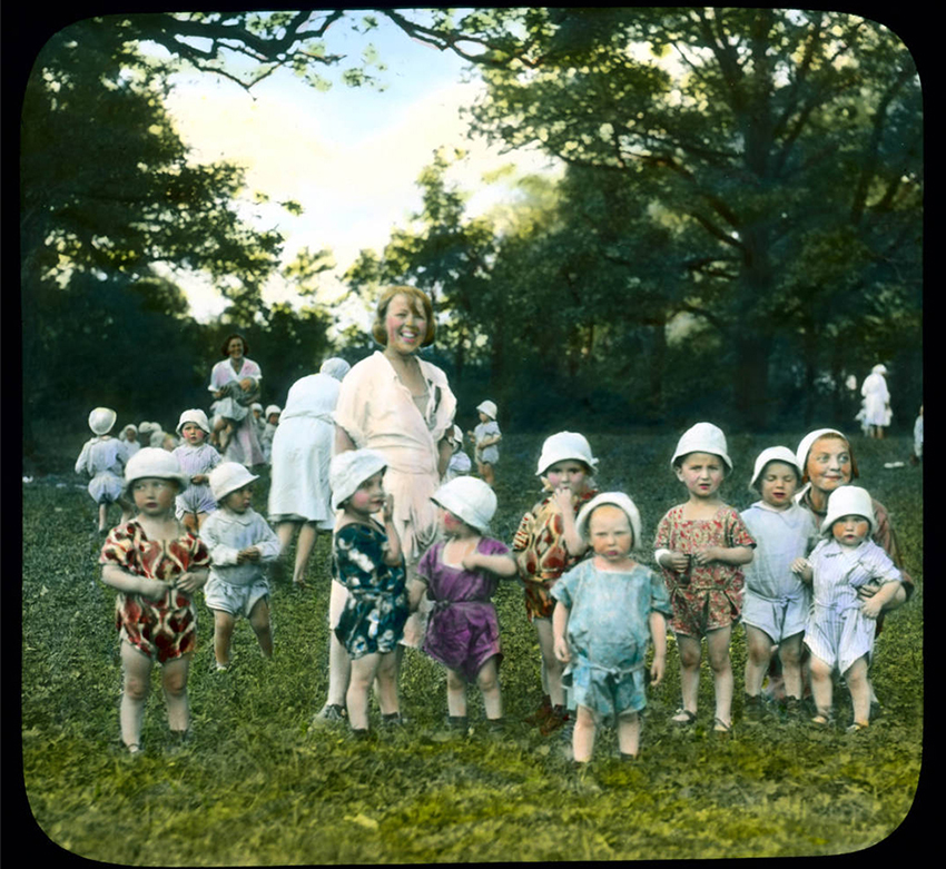 Skupina otrok z učiteljico v mestu Puškin, 1931.