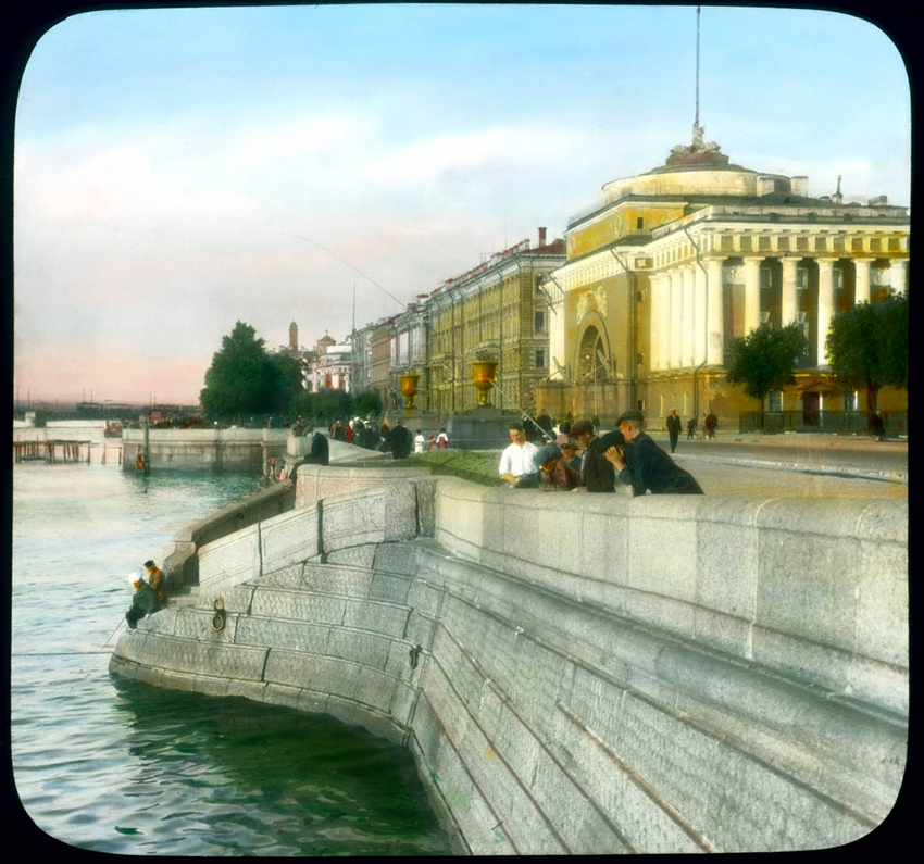 Au retour de ses voyages, Branson DeCou rapportait toujours des milliers d’images. Il inventa une nouvelle manière de les présenter qu’il appela « carnets de voyage musicaux ». / Quai de la Neva, en face de l’Amirauté, Léningrad  (actuel Saint-Pétersbourg), 1931.