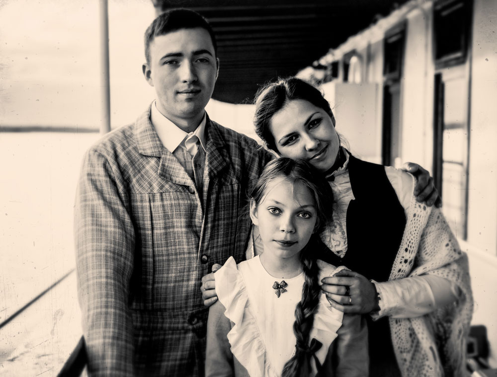 Na fotografijama su modeli koji predstavljaju ljude i situacije iz ljeta 1914. godine, nekoliko mjeseci prije Prvog svjetskog rata.Na slici: Oleg Volgin, Polina Kolomina i Elena Čiviksina.
