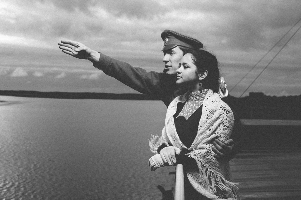  „N. V. Gogolj“ je najstariji putnički brod u Rusiji. „Odiše duhom predivnog doba prije Prvog svjetskog rata i pojave televizije. Za mene ovo nije samo parobrod, već i odraz hrabrog, lijepog i mladog svijeta punog nade“, kaže Aleksandar Malafejevski, jedan od fotografa koji su sudjelovali u snimanju.Na slici: Elena Zubareva i Semjon Alfjorov.
