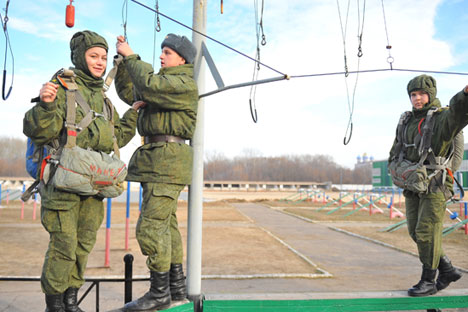 No Exército russo, por exemplo, mulheres não podem ser tanquistas