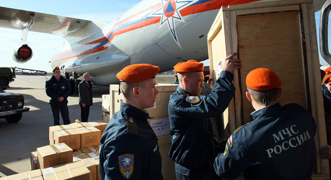 Para personel dari Kementerian Situasi Darurat Rusia memuat bantuan kemanusiaan berupa peralatan medis, makanan, dan produk-produk antiseptik ke dalam pesawat di Bandara Ramenskoye.