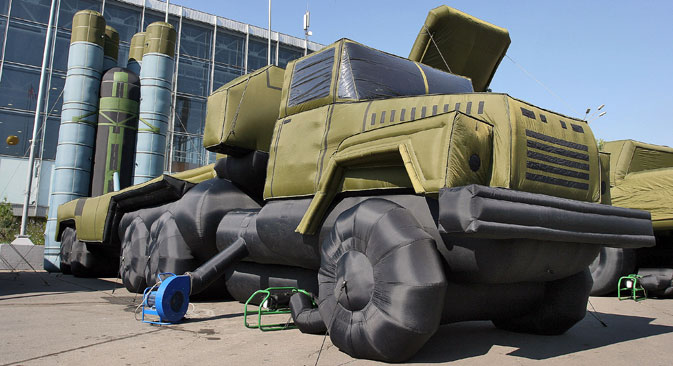 The maquette of a 5P85TM launcher on semi-trailer on display at the International Defense Exhibition of Land Forces, IDELF-2006, at the All-Russian Exhibition Centre