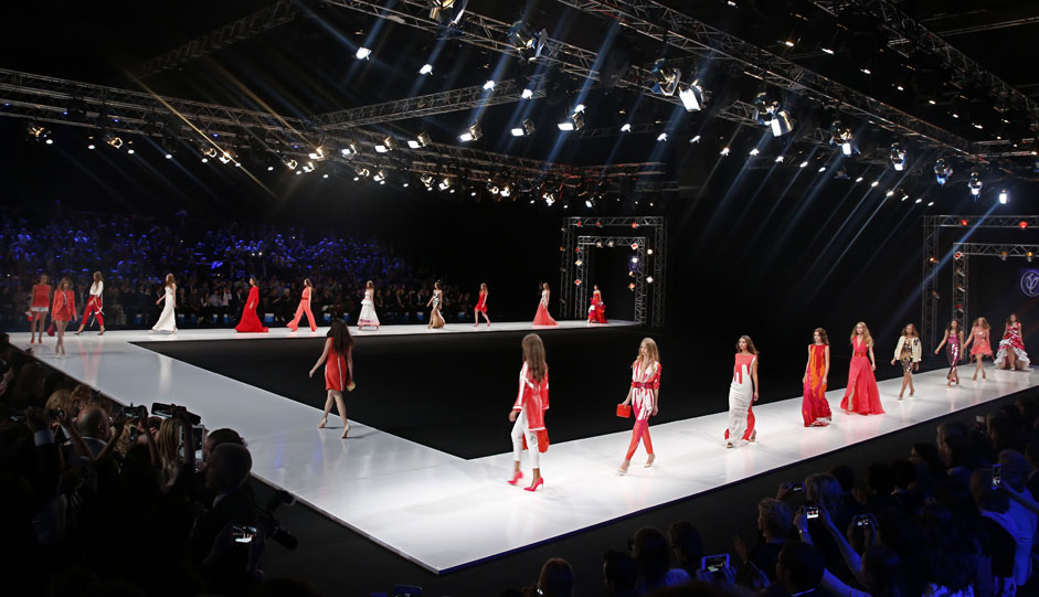 Der berühmte russische Modedesigner Walentin Judaschkin präsentiert seine neue Kollektion. Vom 13. bis 17. Oktober findet in Moskau die Fashion Week statt.