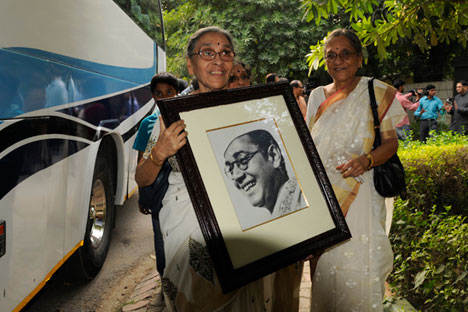 Family members carry a portrait of Netaji Subhash Chandra Bose on their way to meet Prime Minister Narendra Modi on October 14, 2015 in New Delhi.