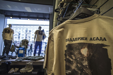 Seit vergangener Woche liegen in den Schaufenstern der „Armija Rossii“-Läden T-Shirts mit dem Schriftzug „Unterstütze Assad“.