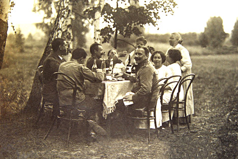 Dinner party. Source: PhotoSoyuz/Vostock-Photo