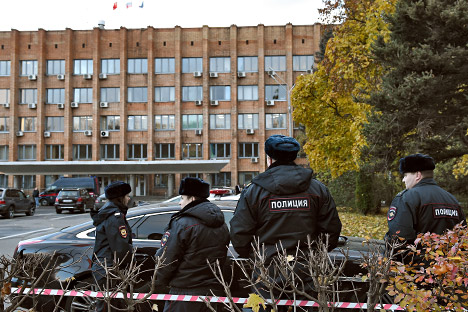Des policiers sur les lieux de l'assassinat à Krasnogorsk.