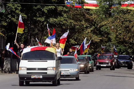 Residentes locales celebran el primer aniversario de la declaración de independencia de Osetia del Sur.