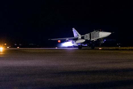 Pesawat tempur Su-24M milik Pasukan Kedirgantaraan Rusia lepas landas dari Pangkalan Udara Hmeimim di Latakia, Suriah.
